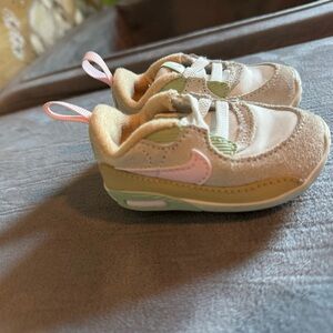 Nike Baby Shoes in Beige and Light Green
